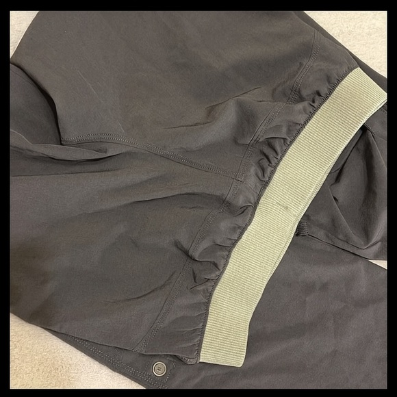 Under armour youth medium shorts / capris lightweight pants in dark grey - Picture 5 of 6